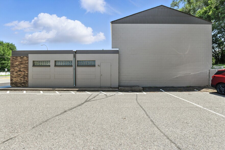 More Photos Of 2324 Vermillion St, Hastings Freestanding For Sale