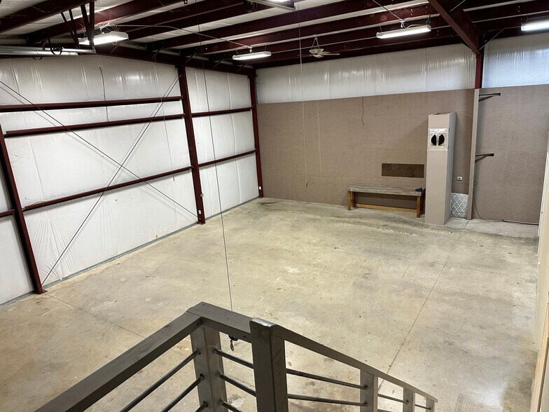 More Photos Of 122 Rose Ln, Frisco Warehouse For Lease