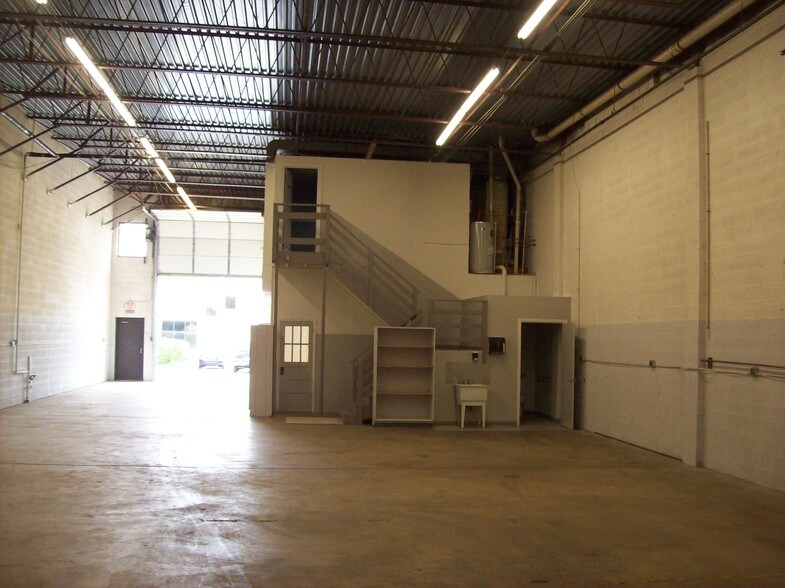 More Photos Of 112 Oakgrove Rd, Dulles Town Center Warehouse For Sale