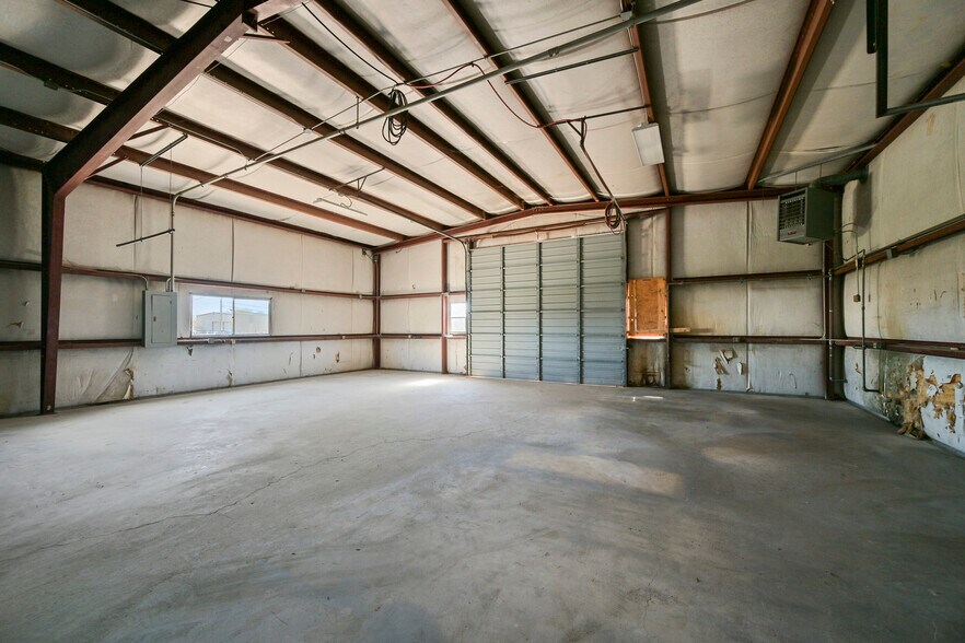 More Photos Of 314 E Walker St, League City Warehouse For Lease