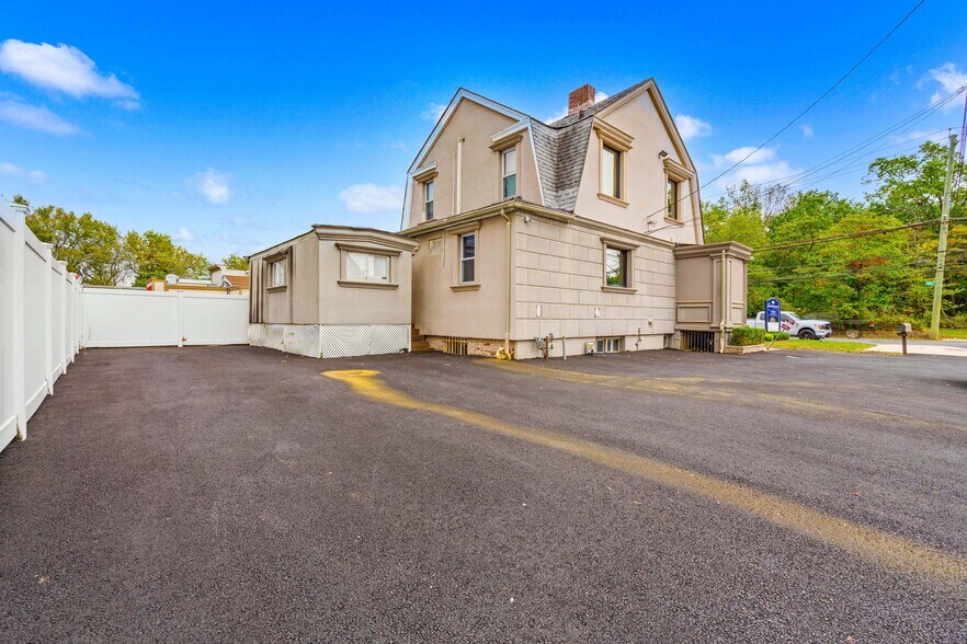 More Photos Of 6939 Amboy Rd, Staten Island Office For Lease