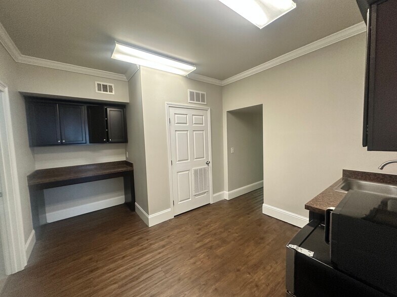 More Photos Of 327 Dahlonega St, Cumming Office For Lease