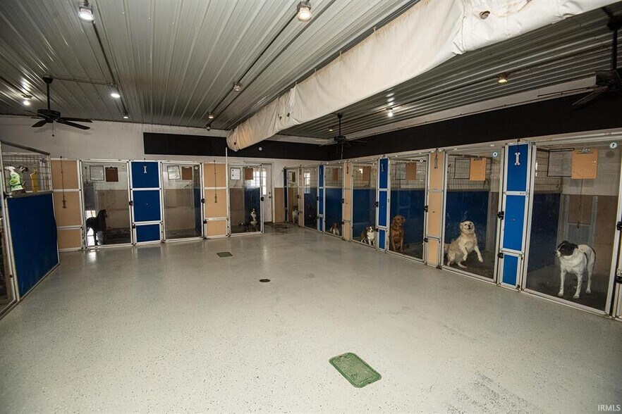 More Photos Of 433 S Hickory Corner Rd, Vincennes Veterinarian Kennel For Sale