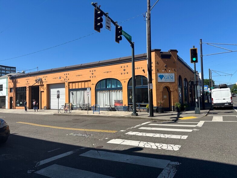 More Photos Of 128 NE Broadway St, Portland Storefront For Lease