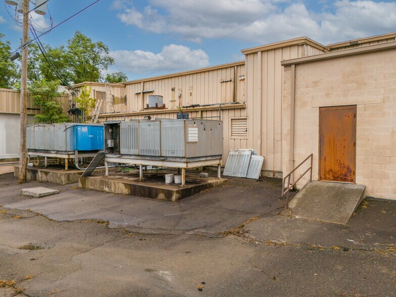 More Photos Of 510 Glade st, Glade Spring Supermarket For Sale