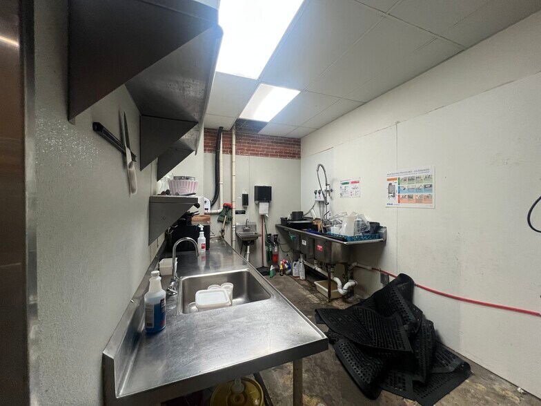 More Photos Of 917 E Douglas Ave, Wichita Storefront For Lease