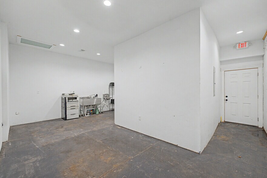 More Photos Of 113 W Bean St, Lincoln General Retail For Sale