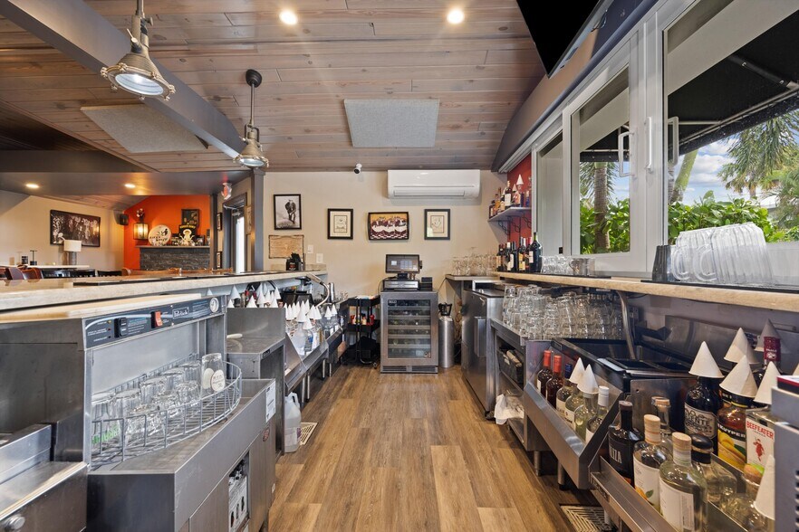 More Photos Of 514 NW Dixie Hwy, Stuart General Retail For Sale