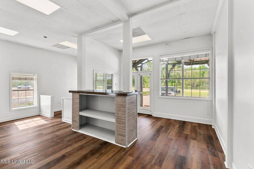 More Photos Of 148 Weisenberger Rd, Madison Flex For Lease