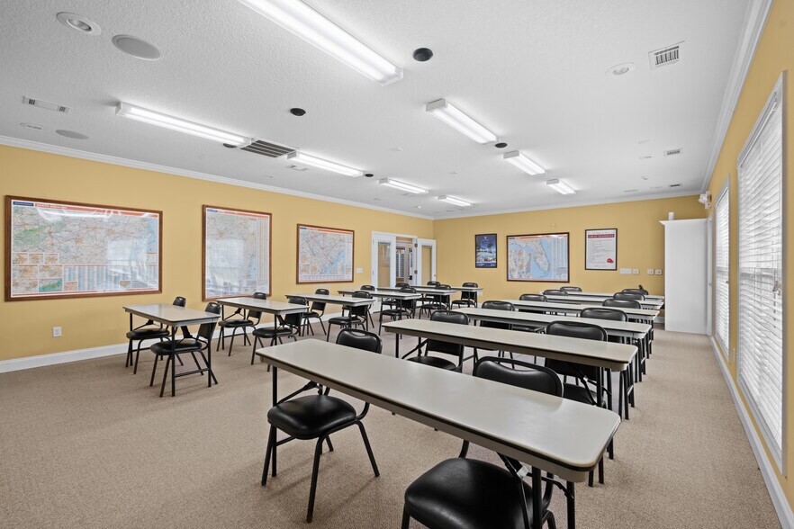 More Photos Of 1135 E. Hiawatha st, Metter Office For Sale