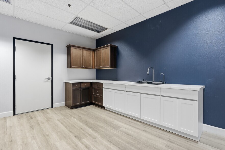 More Photos Of 3401 E Harbour Dr, Phoenix Light Manufacturing For Lease