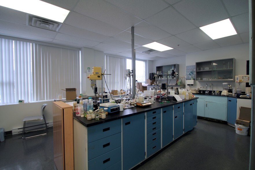 More Photos Of 160 Boul Industriel, Boucherville Manufacturing For Lease