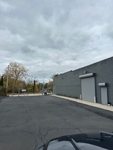 More Photos Of 398 Auburn Rd, Pontiac Warehouse For Lease