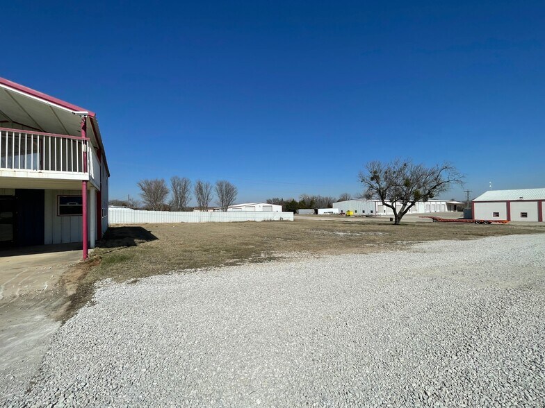 More Photos Of 734 FM 2048, Boyd General Retail For Lease