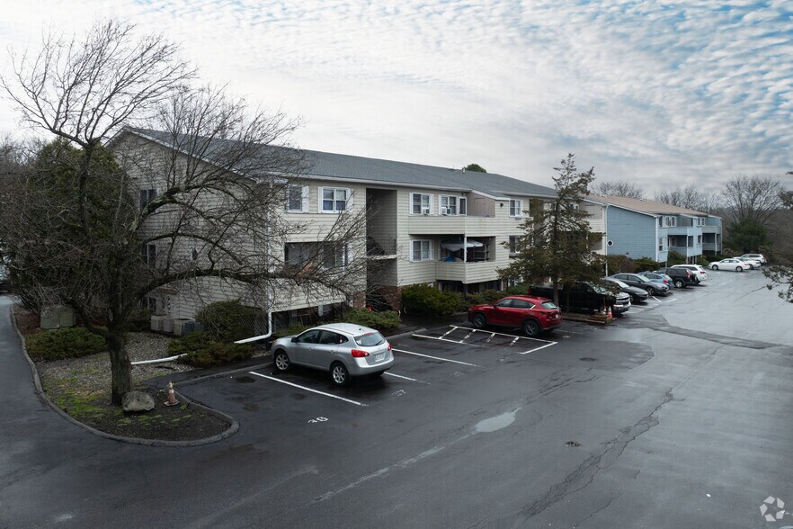 More Photos Of 220 West Rd, Pleasant Valley Apartments For Sale