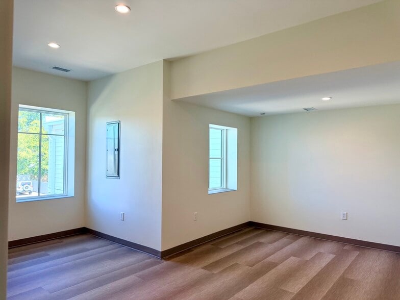More Photos Of 814 Johnnie Dodds Blvd, Mount Pleasant Medical For Lease