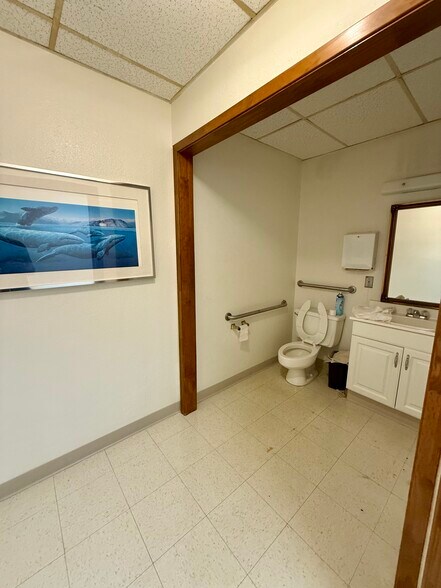 More Photos Of 3900 Southpark Dr, Tyler Office For Sale