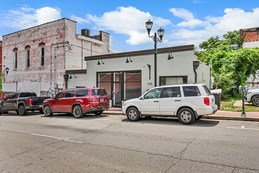 More Photos Of 106-N N 2nd St, Clarksville Freestanding For Lease
