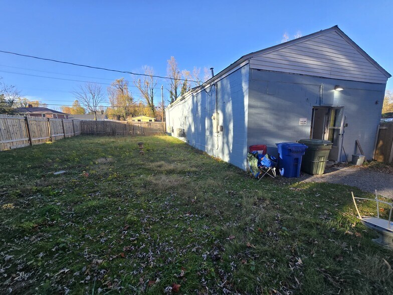 More Photos Of 726 1st Ave W, Hendersonville General Retail For Sale