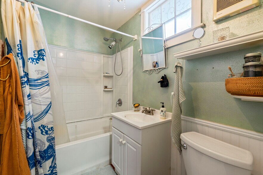 More Photos Of 145 N Market St, Wailuku Storefront Retail Residential For Sale