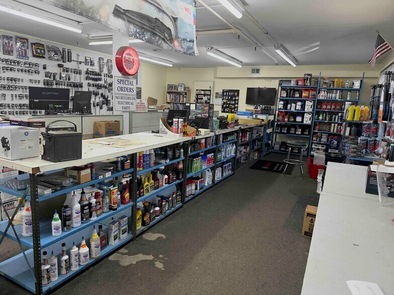 More Photos Of 75 Research Dr, Stamford Manufacturing For Lease