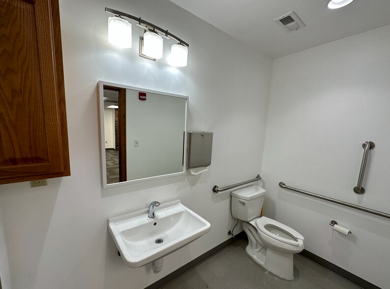 More Photos Of 4951 Dixie Hwy, Fairfield Showroom For Sale