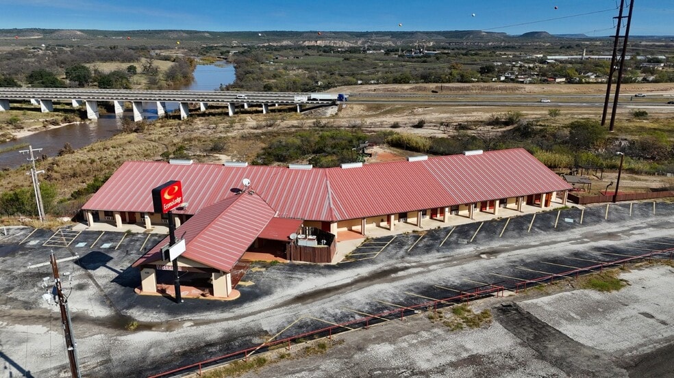 Primary Photo Of 111 Martinez St, Junction Hotel For Sale