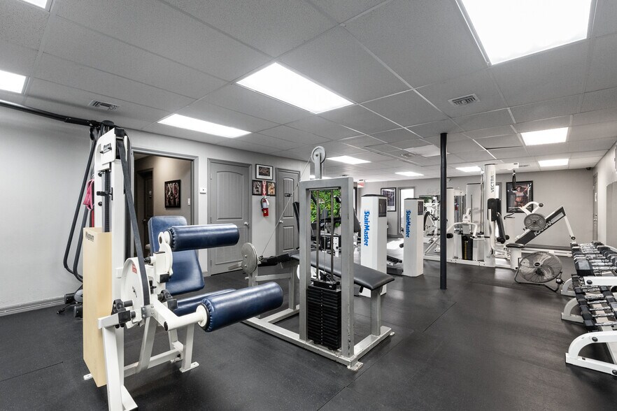 More Photos Of 604 S 77 Sunshine Strip, Harlingen Office For Sale