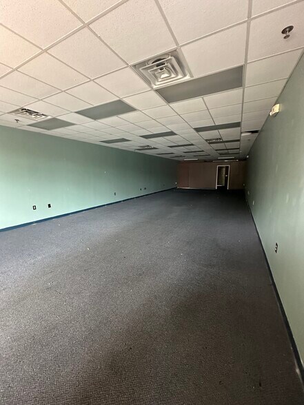 More Photos Of 1907 S College St, Auburn Storefront Retail Office For Lease