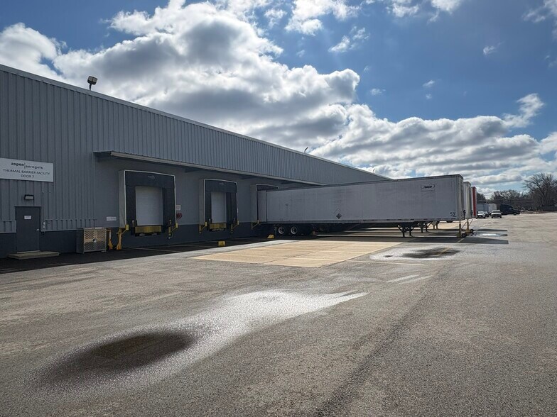 More Photos Of 10 New Rd, Rumford Warehouse For Lease