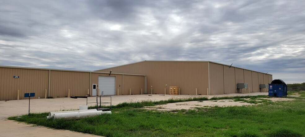 More Photos Of 4300 S US Highway 281, Pleasanton Warehouse For Lease