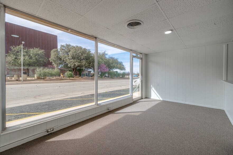 More Photos Of 623-627 Pine St, Abilene Storefront For Sale