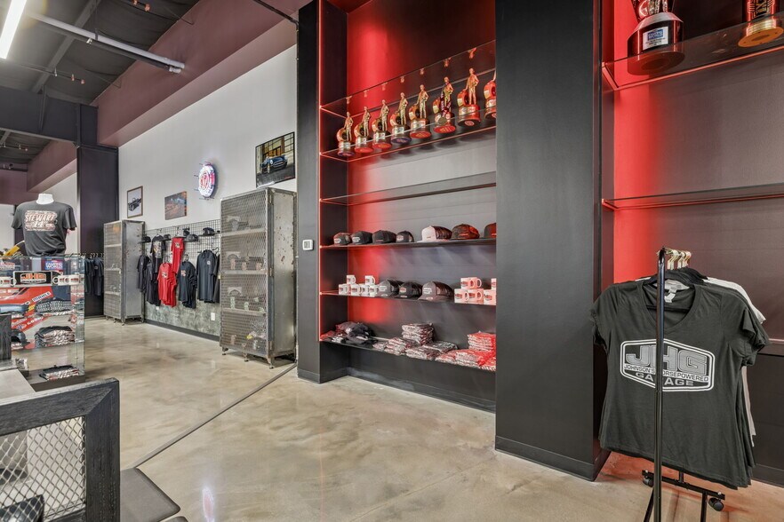 More Photos Of 702 Woodland St, Columbia Showroom For Sale