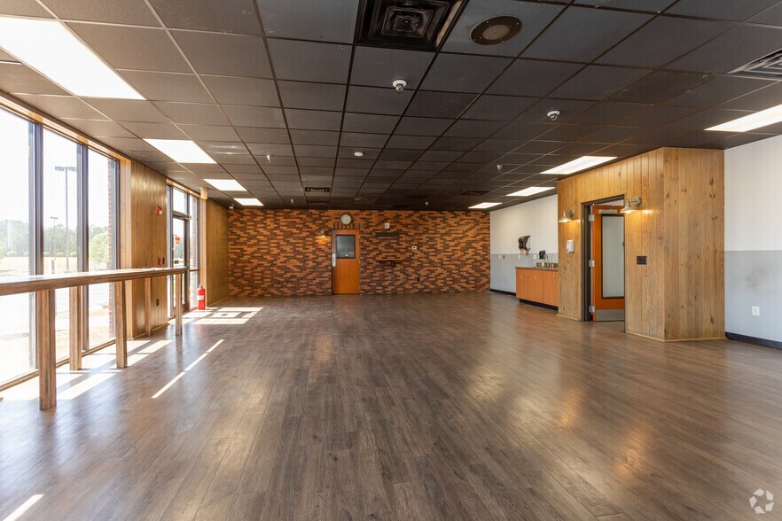 More Photos Of 4800 Corporation Dr, Fayetteville Distribution For Lease