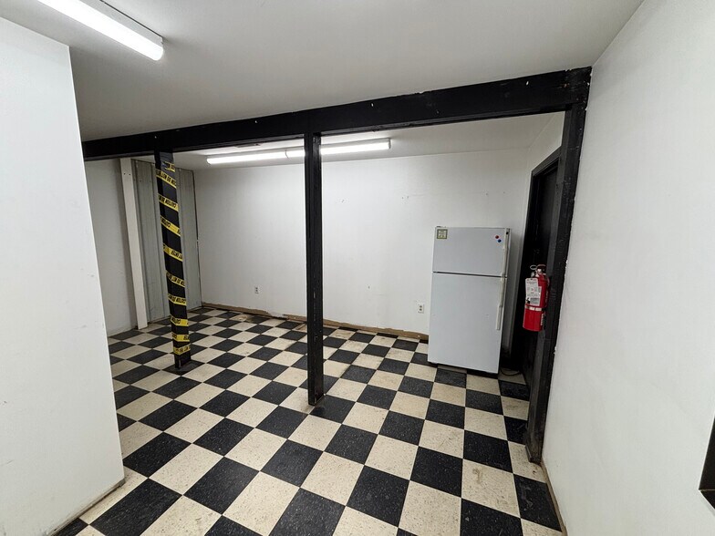 More Photos Of 29 Stillwater Ave, Orono Showroom For Lease