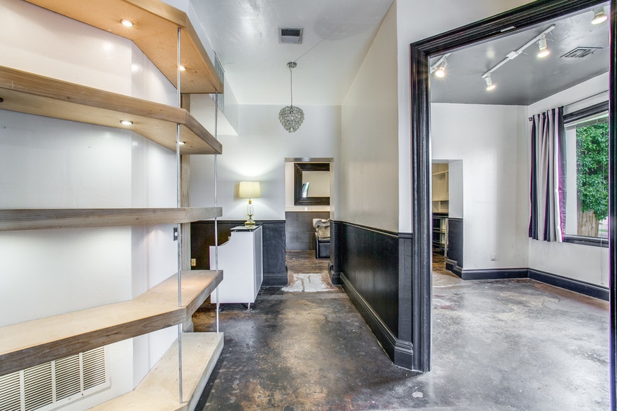 More Photos Of 250 W Olmos Dr, San Antonio Storefront Retail Office For Lease