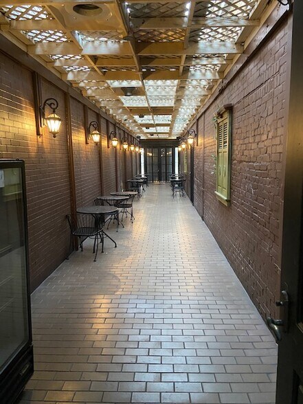 More Photos Of 418 S Ervay St, Dallas Storefront For Lease