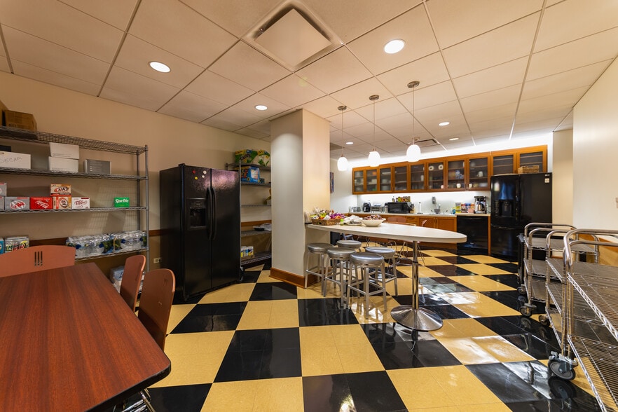 More Photos Of 50 E Washington St, Chicago Office For Sale