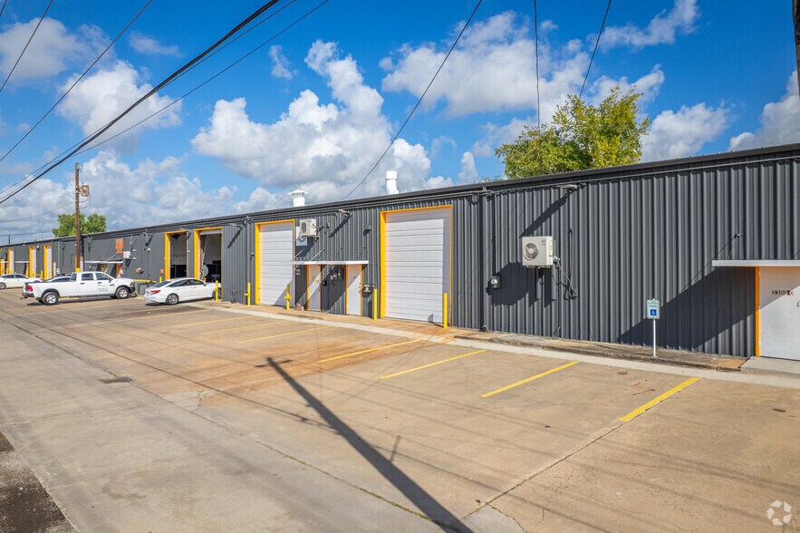 More Photos Of 3306 Ella Blvd, Houston Unknown For Lease