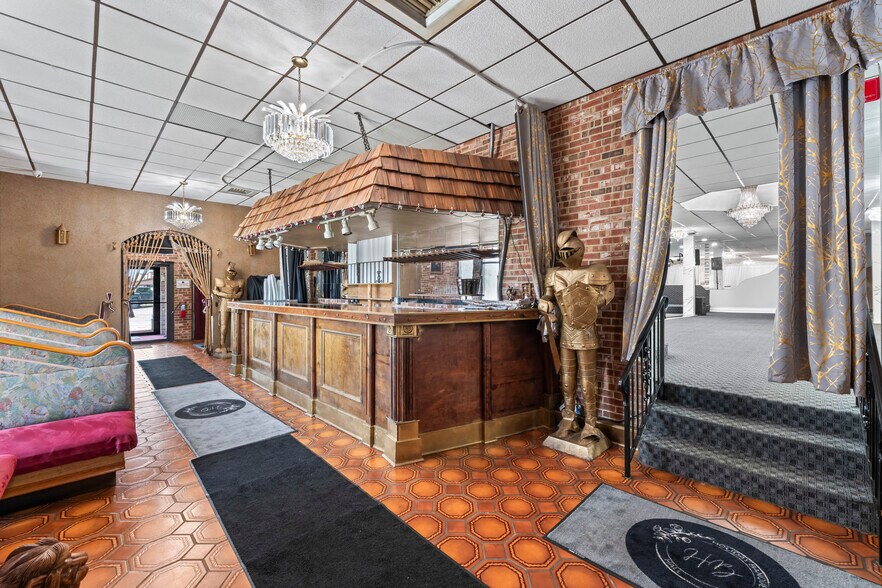 More Photos Of 10140 S Roberts Rd, Palos Hills Bar For Sale