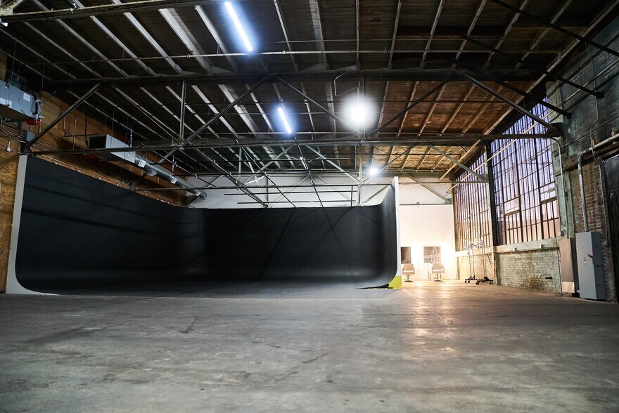 More Photos Of 6000 Avalon Blvd, Los Angeles Warehouse For Lease