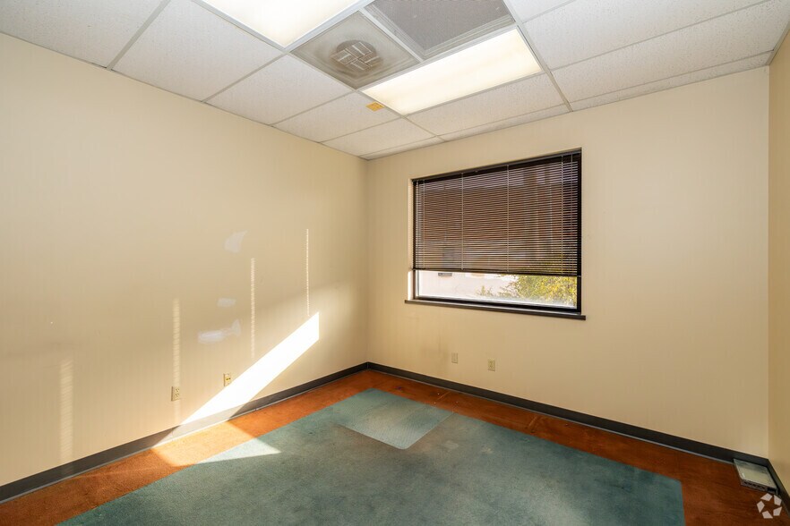 More Photos Of 2535 E Lincoln St, Wichita Medical For Lease