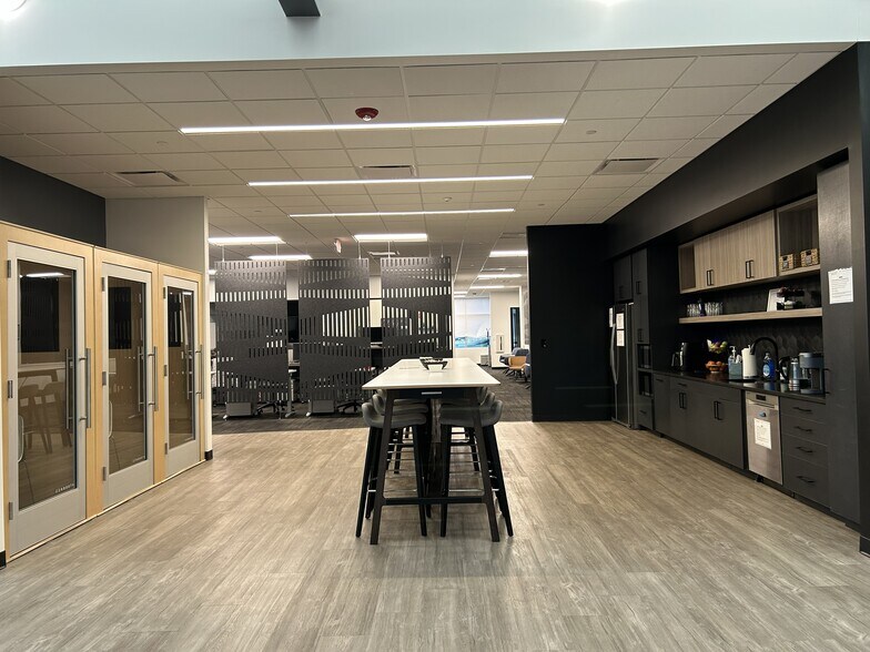 More Photos Of 265 Spring Lake Dr, Itasca Showroom For Lease