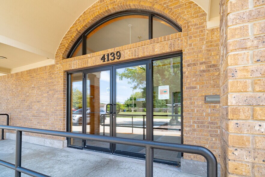 More Photos Of 4139 W Walton Blvd, Waterford Medical For Sale