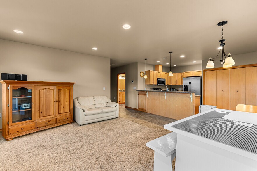 More Photos Of 10 N Chelan Ave, Wenatchee Veterinarian Kennel For Lease