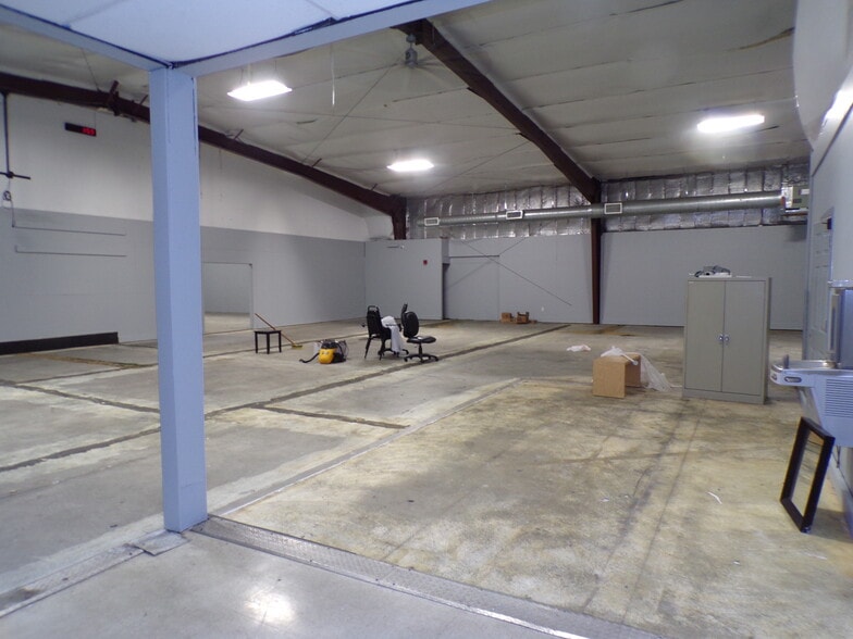 More Photos Of 845 Creative Dr, Lakeland Warehouse For Lease