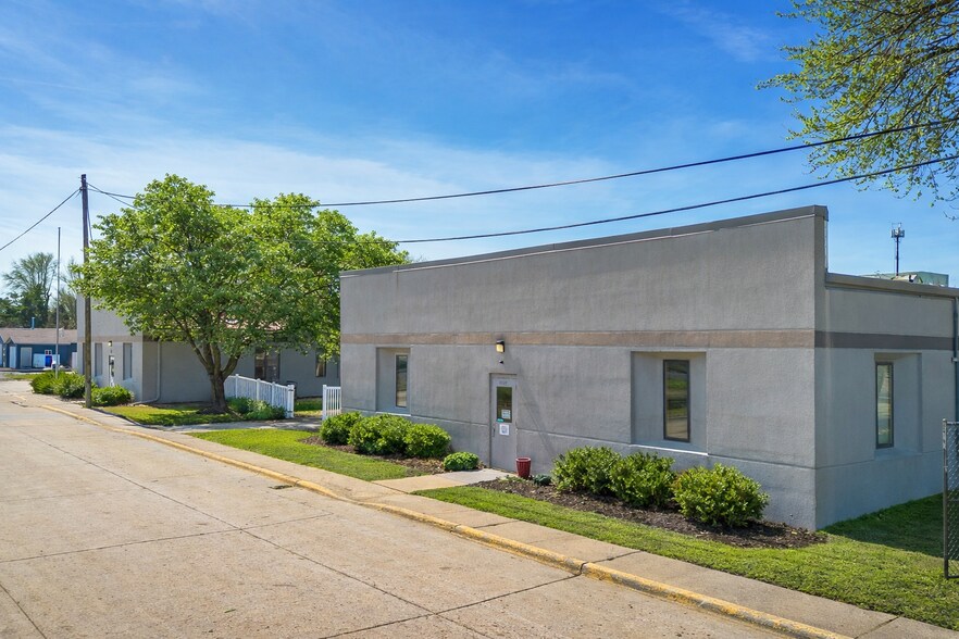 More Photos Of 1017 E 7th St N, Newton Office For Sale