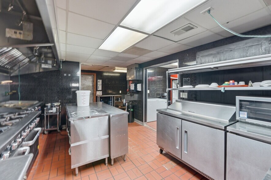 More Photos Of 1404 E College Dr, Marshall General Retail For Sale