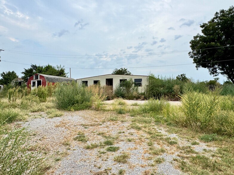 More Photos Of 2804 S 4th St, Chickasha Office For Sale