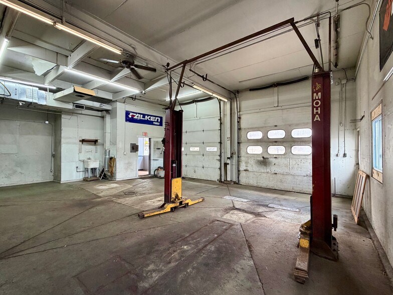 More Photos Of 2124 Us-9, Lake George Service Station For Sale